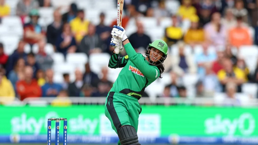 Smriti Mandana batting for Sydney Thunders in WBBL